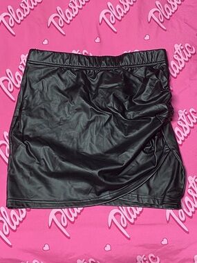 NWOT Faux Leather Pleather Ruffle Date Night Club Goth Punk Biker Mini Skirt